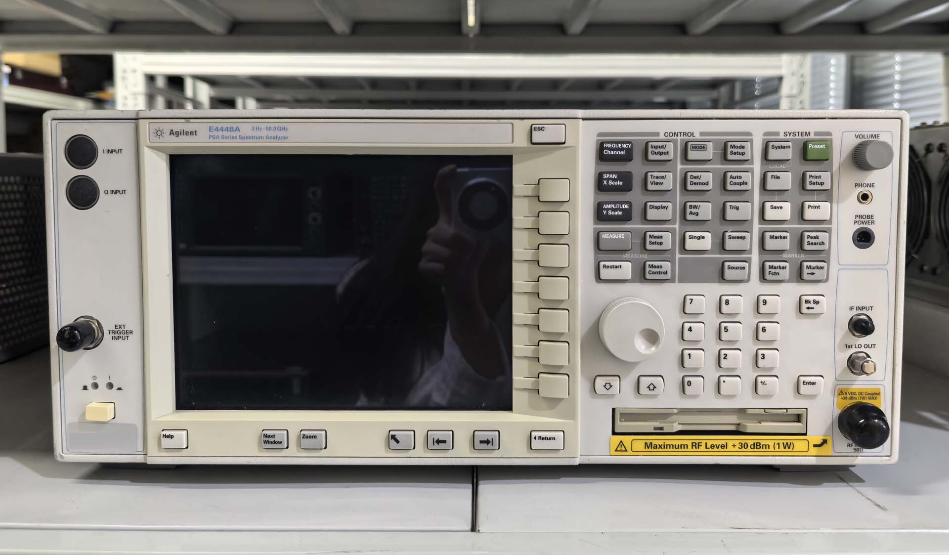 Photo Utilisé AGILENT / HP / HEWLETT-PACKARD / KEYSIGHT E4448A À vendre