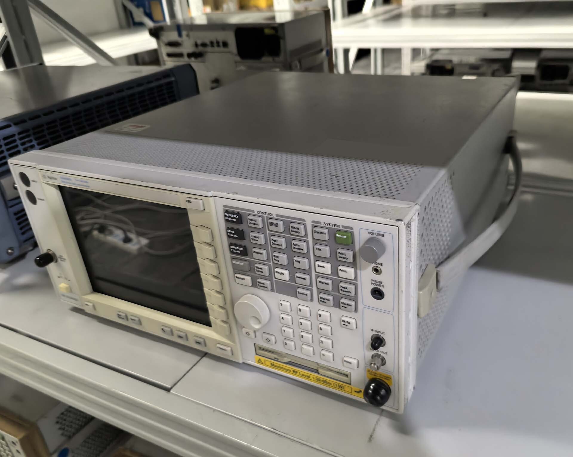 Photo Utilisé AGILENT / HP / HEWLETT-PACKARD / KEYSIGHT E4448A À vendre