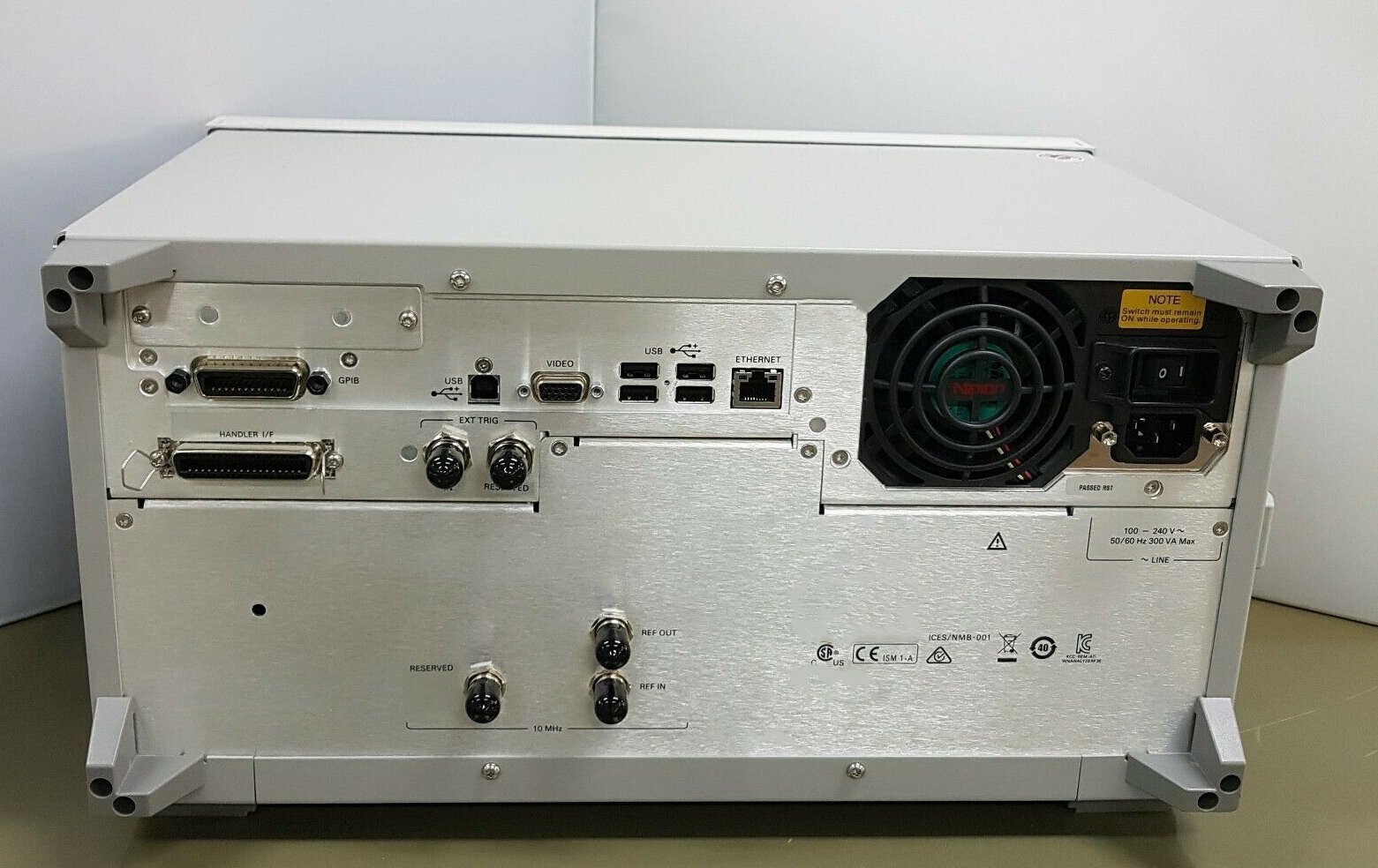 Photo Utilisé AGILENT / HP / HEWLETT-PACKARD / KEYSIGHT E4982A À vendre