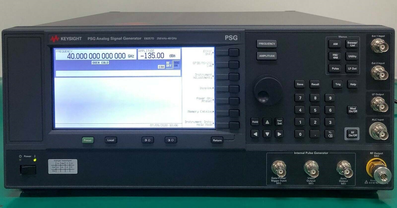 Photo Used AGILENT / HP / HEWLETT-PACKARD / KEYSIGHT E8257D For Sale