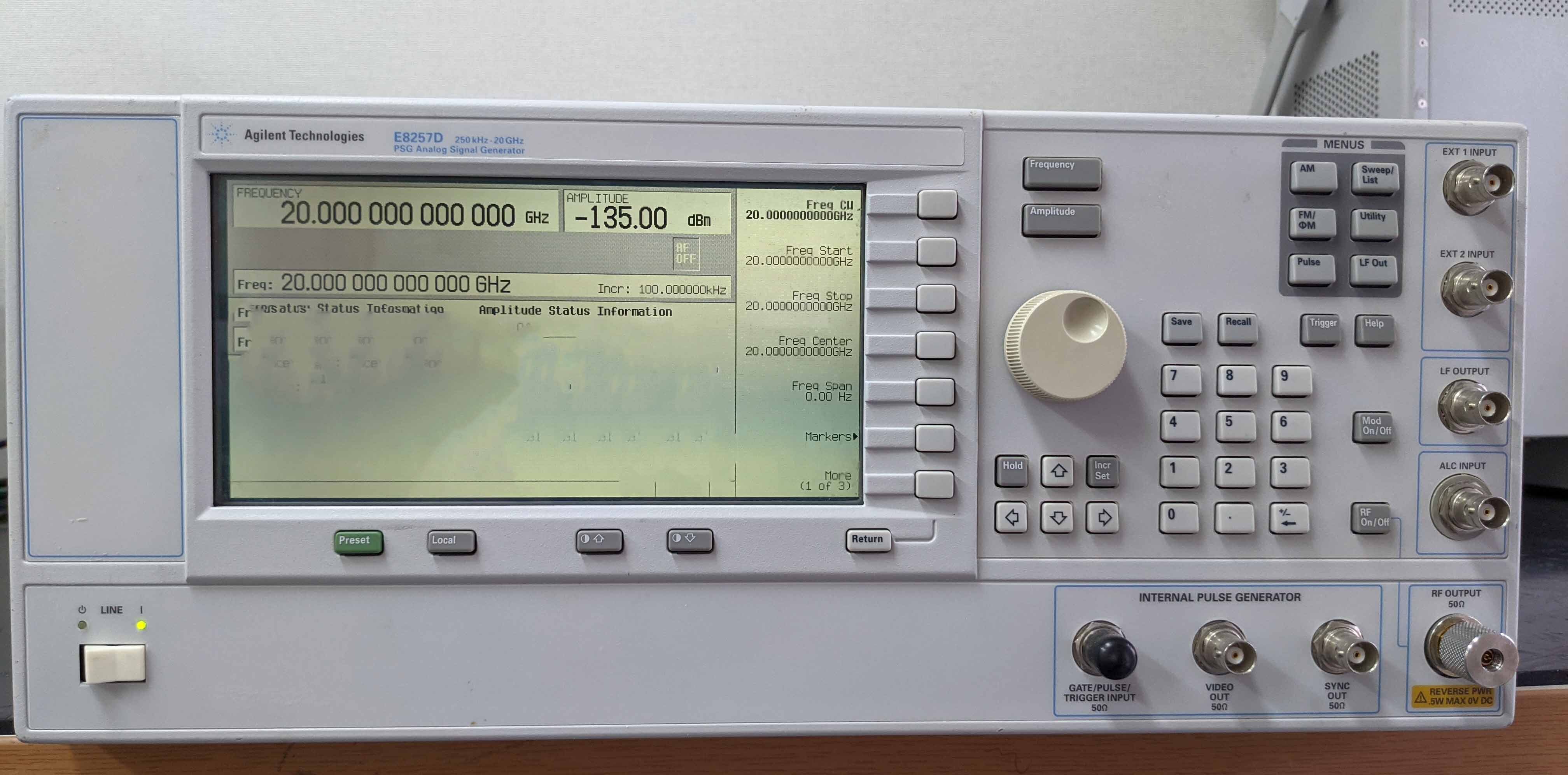 Photo Used AGILENT / HP / HEWLETT-PACKARD / KEYSIGHT E8257D For Sale