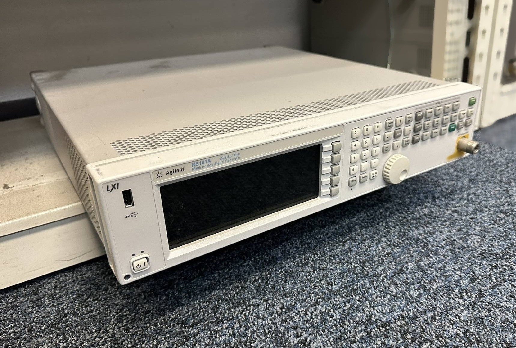 Foto Verwendet AGILENT / HP / HEWLETT-PACKARD / KEYSIGHT N5181A MXG Zum Verkauf