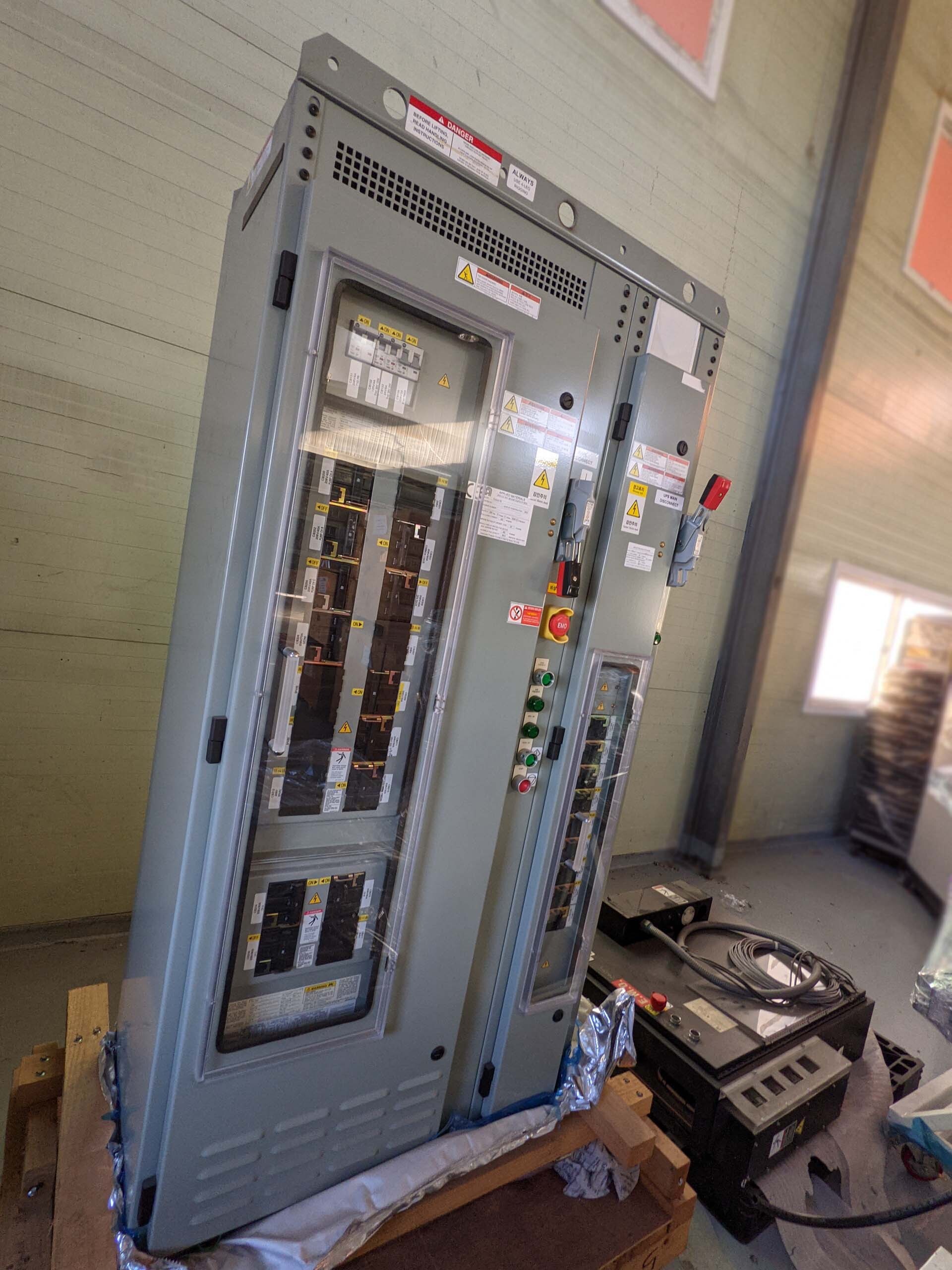 Foto Verwendet AMAT / APPLIED MATERIALS Uninterruptible Power Supply (UPS) for Producer SE Zum Verkauf