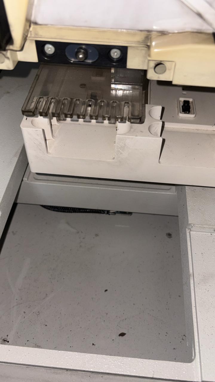 Photo Used APPLIED BIOSYSTEMS / ABI / HITACHI 3130 XL For Sale