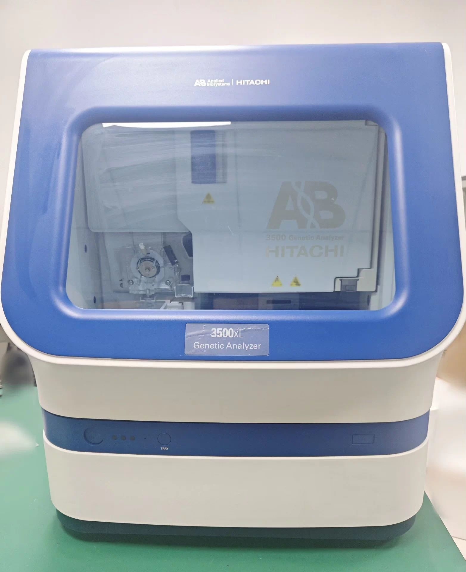 Photo Utilisé APPLIED BIOSYSTEMS / ABI / HITACHI 3500XL À vendre