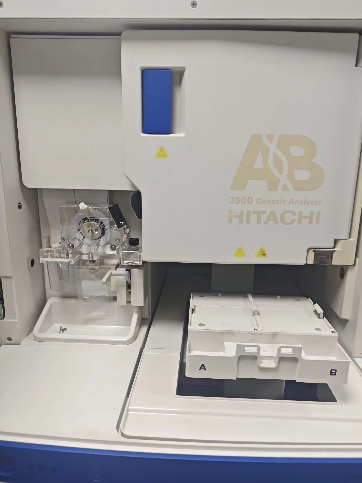 Photo Utilisé APPLIED BIOSYSTEMS / ABI / HITACHI 3500XL À vendre