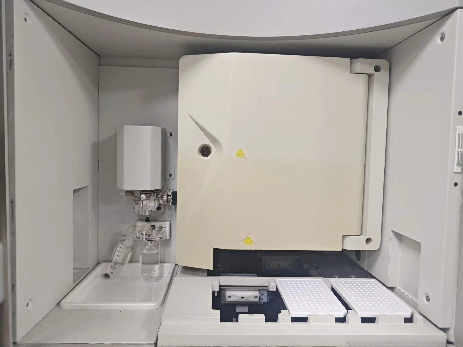 Photo Utilisé APPLIED BIOSYSTEMS / ABI / HITACHI 3500XL À vendre