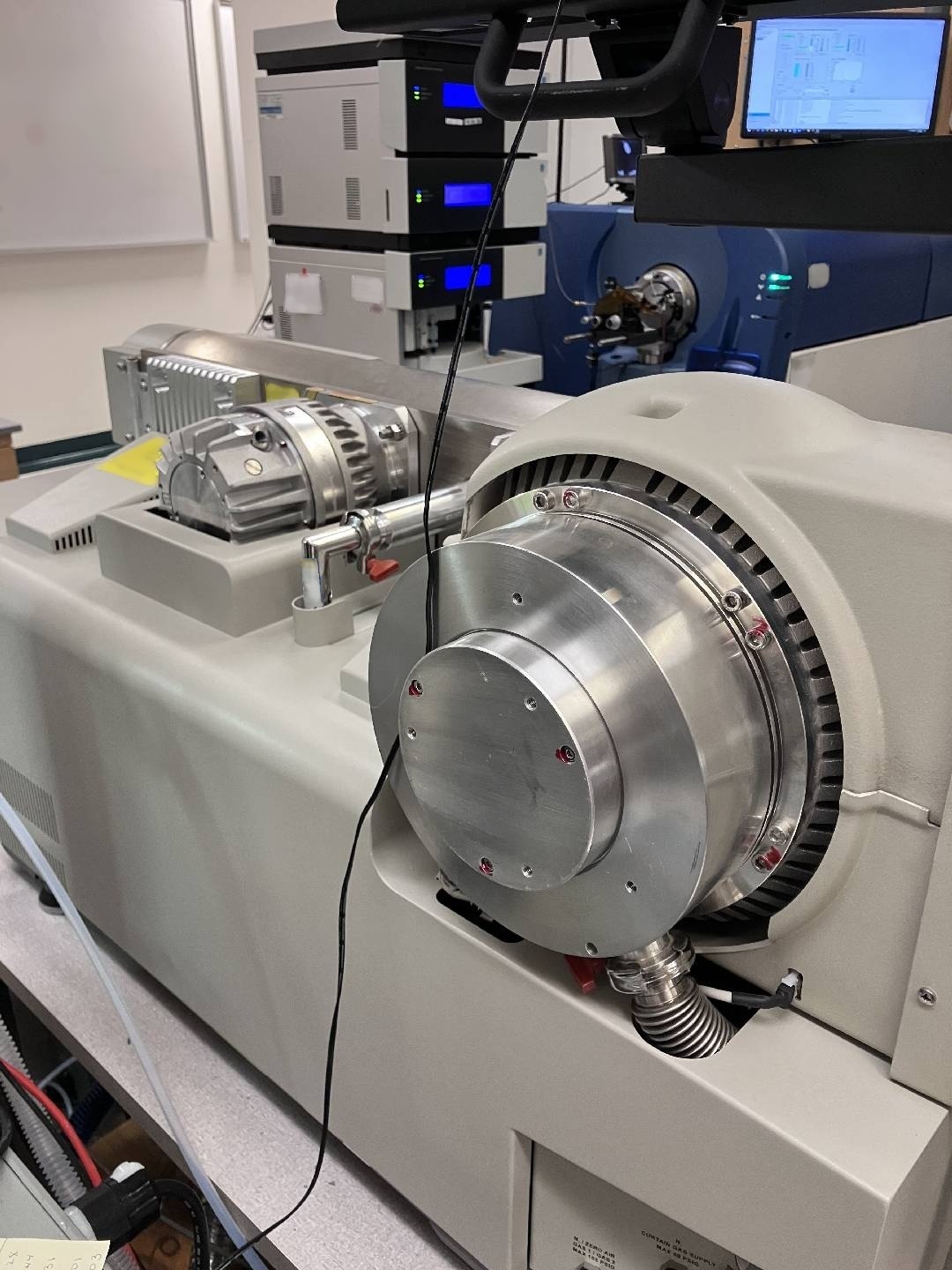 Photo Used APPLIED BIOSYSTEMS / ABI / MDS SCIEX Qtrap 4000 For Sale