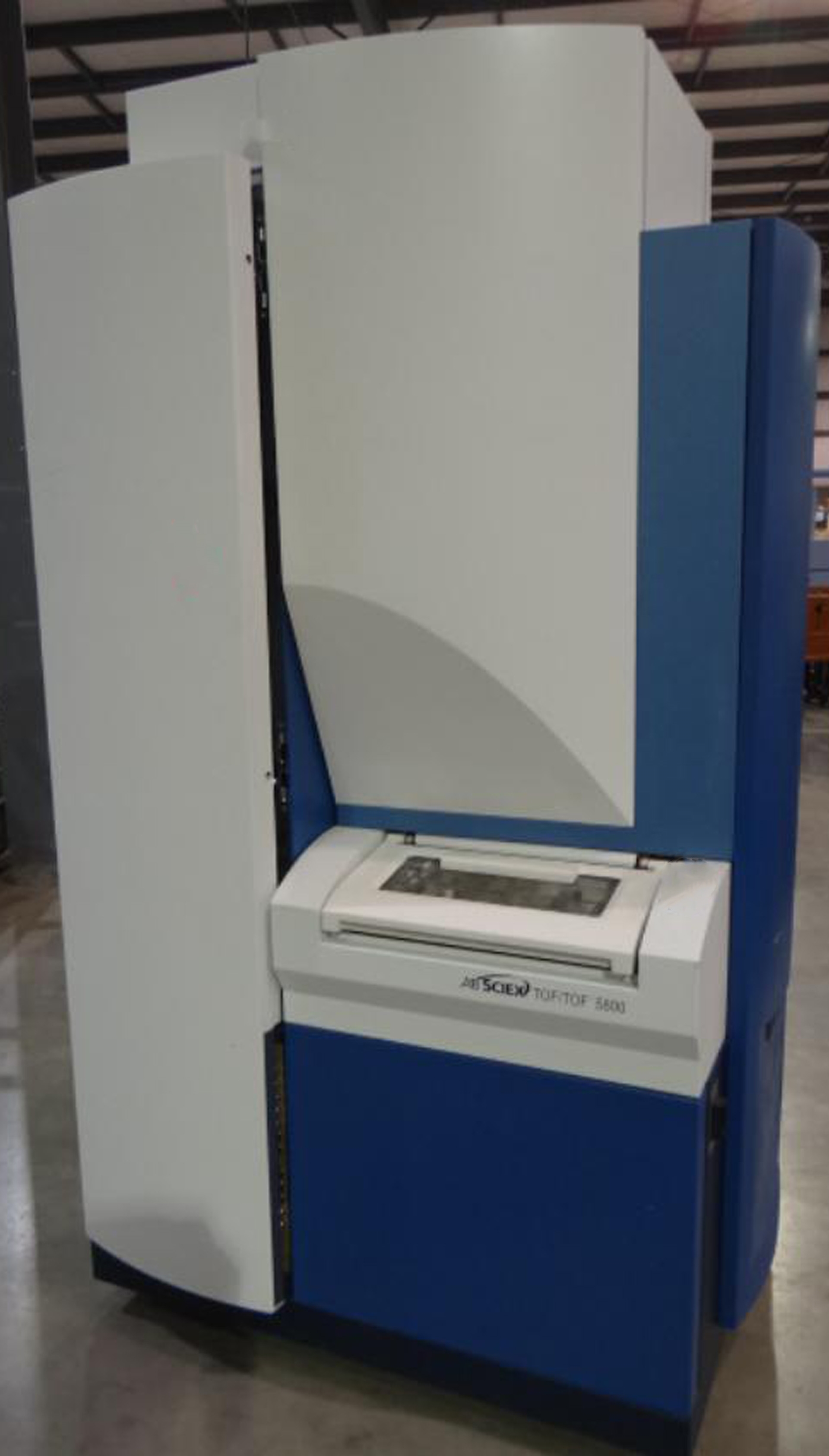 Photo Used APPLIED BIOSYSTEMS / ABI / MDS SCIEX TOF/TOF 5800 For Sale