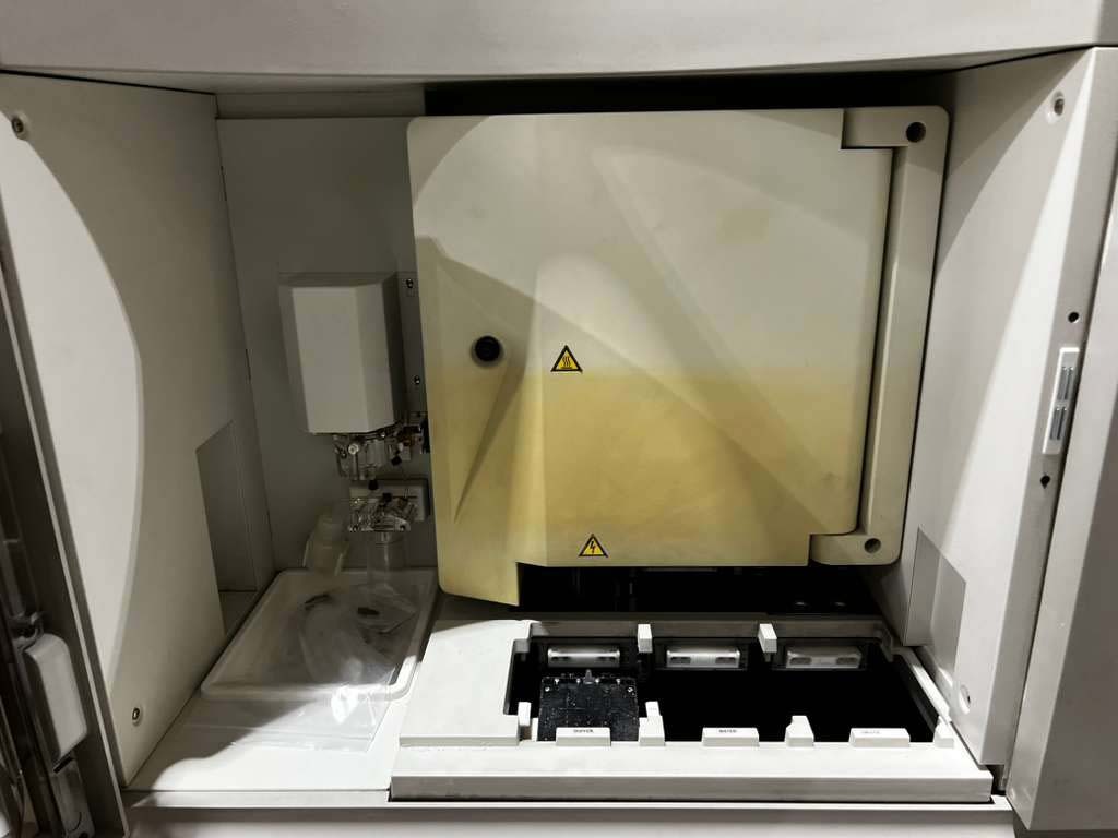 Photo Used APPLIED BIOSYSTEMS / HITACHI 3730 XL For Sale