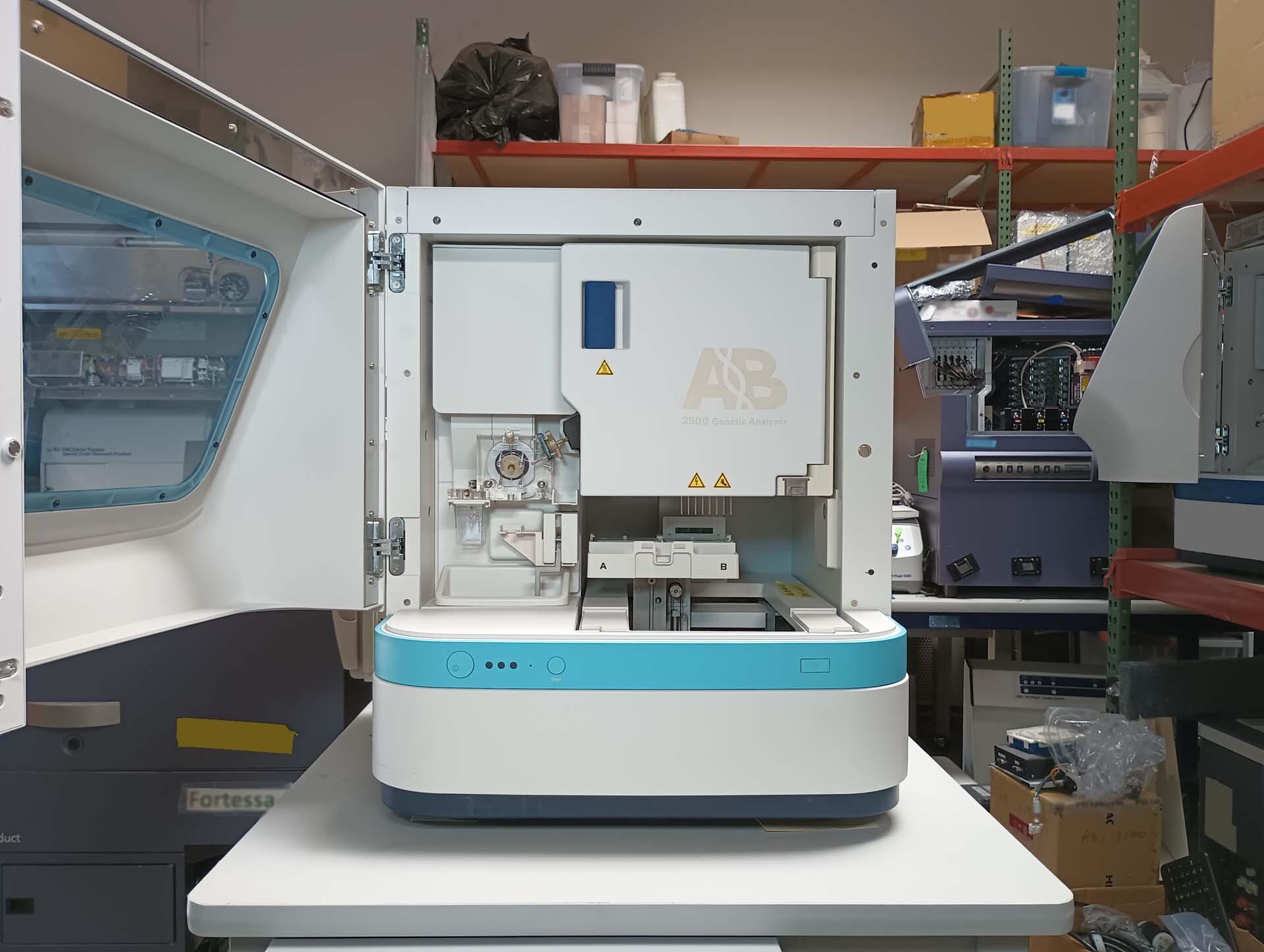 Photo Used APPLIED BIOSYSTEMS / HITACHI / ABI 3500 XL For Sale