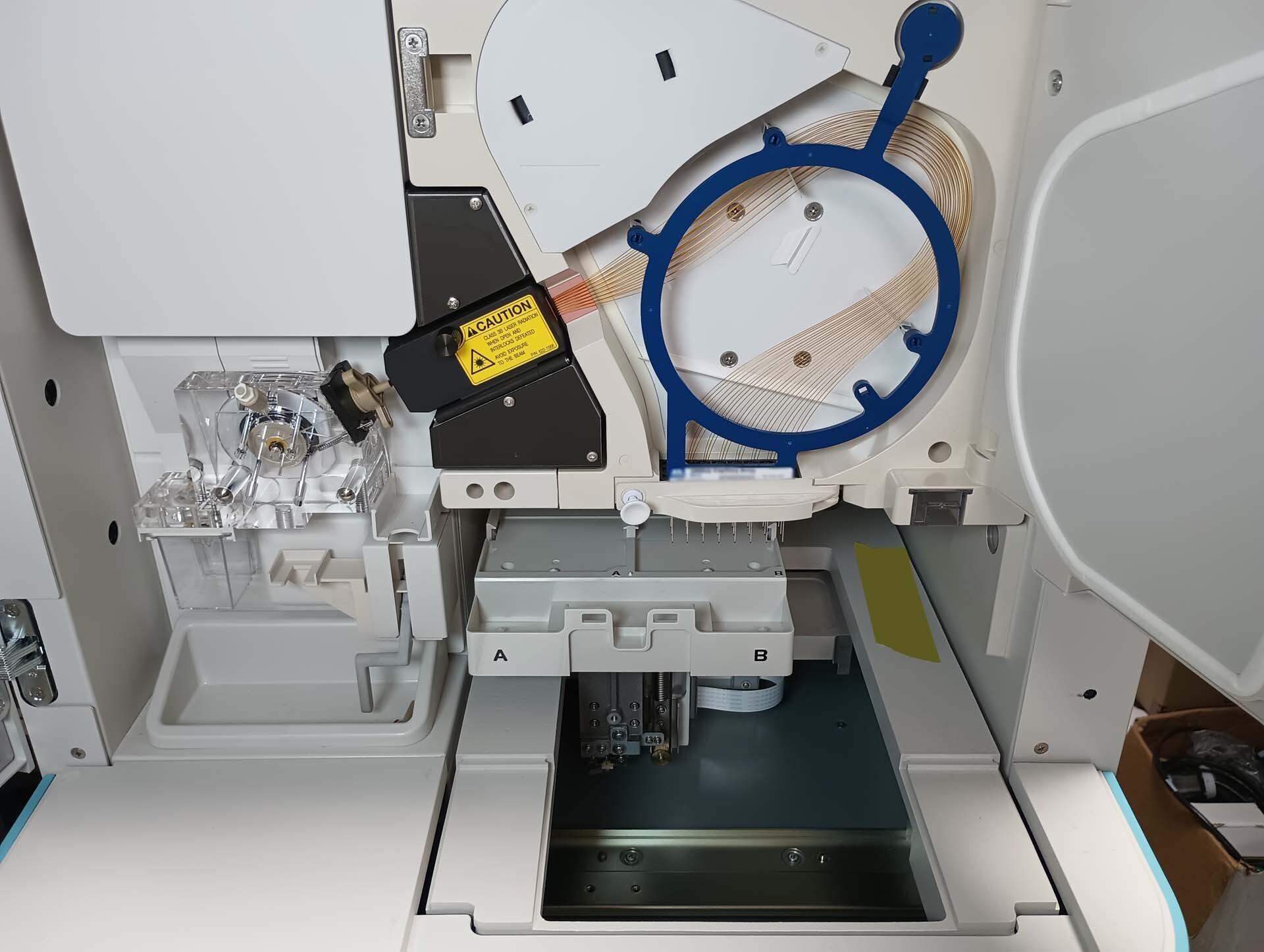 Photo Used APPLIED BIOSYSTEMS / HITACHI / ABI 3500 XL For Sale