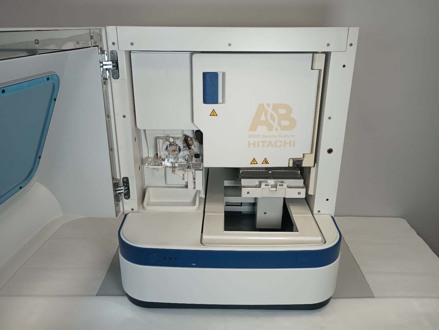 Photo Used APPLIED BIOSYSTEMS / HITACHI / ABI 3500 XL For Sale