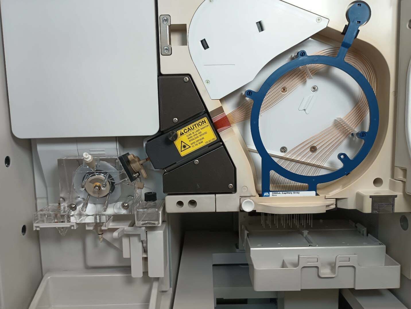 Photo Used APPLIED BIOSYSTEMS / HITACHI / ABI 3500 XL For Sale