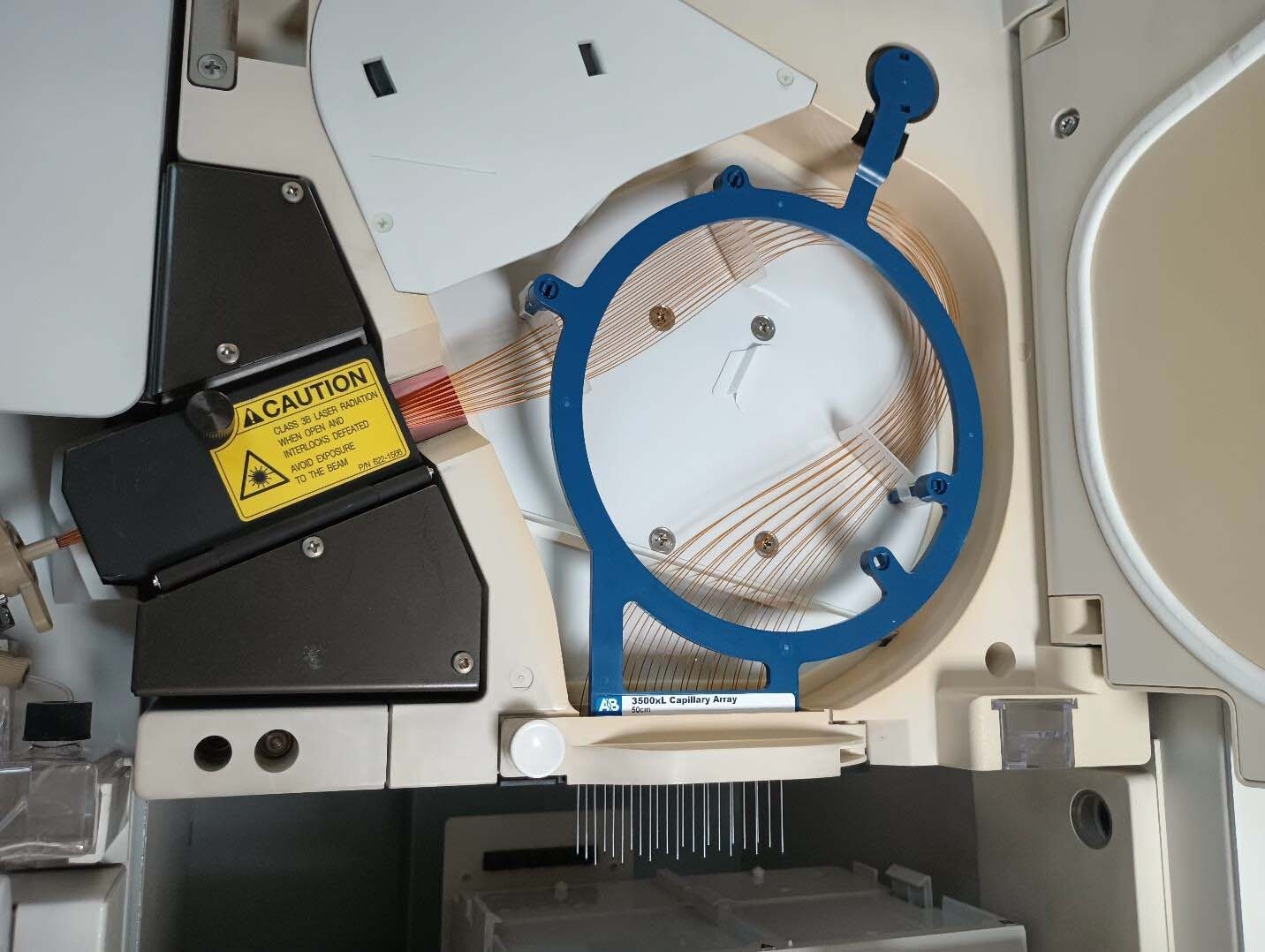 Photo Used APPLIED BIOSYSTEMS / HITACHI / ABI 3500 XL For Sale