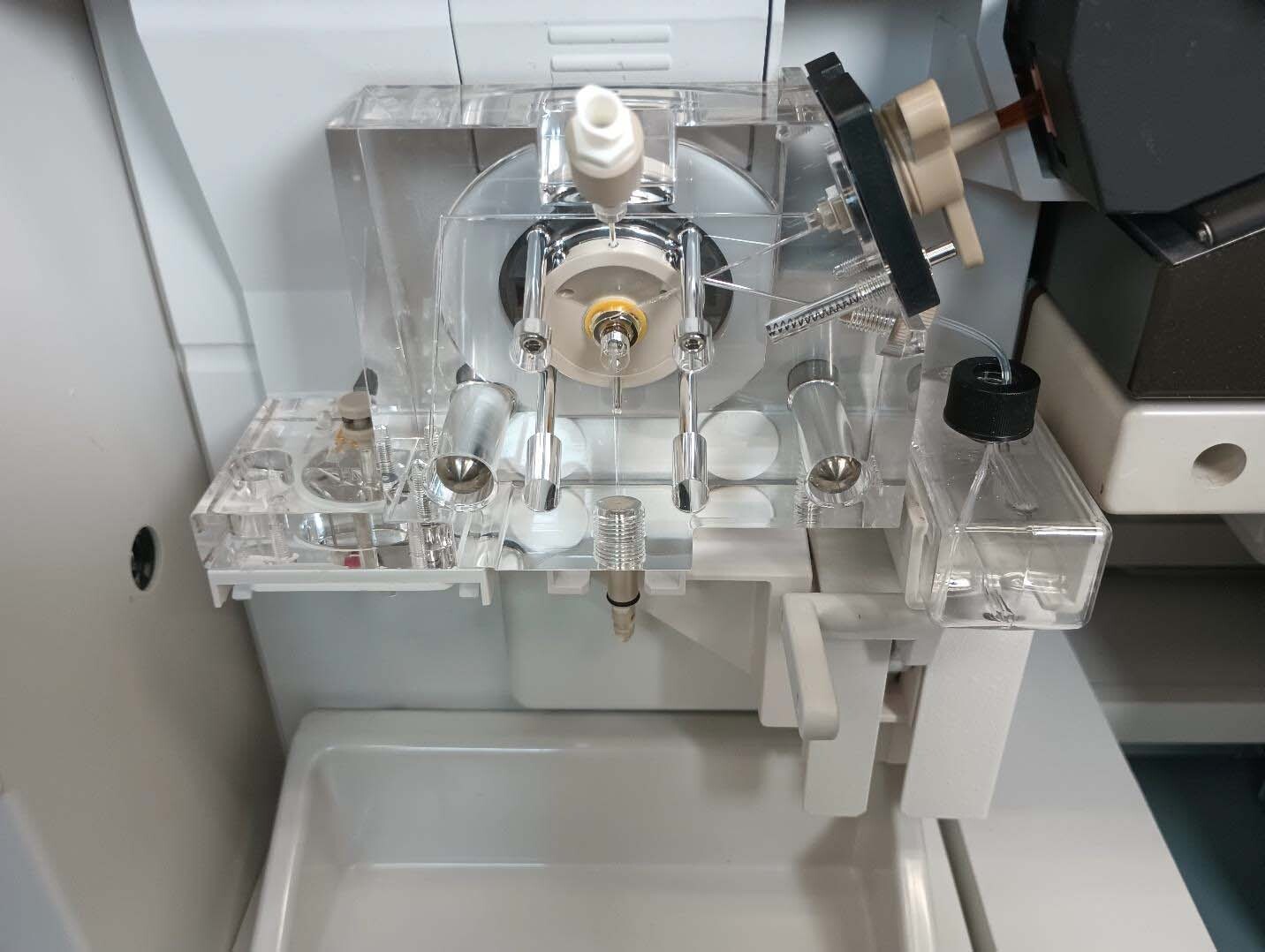 Photo Used APPLIED BIOSYSTEMS / HITACHI / ABI 3500 XL For Sale