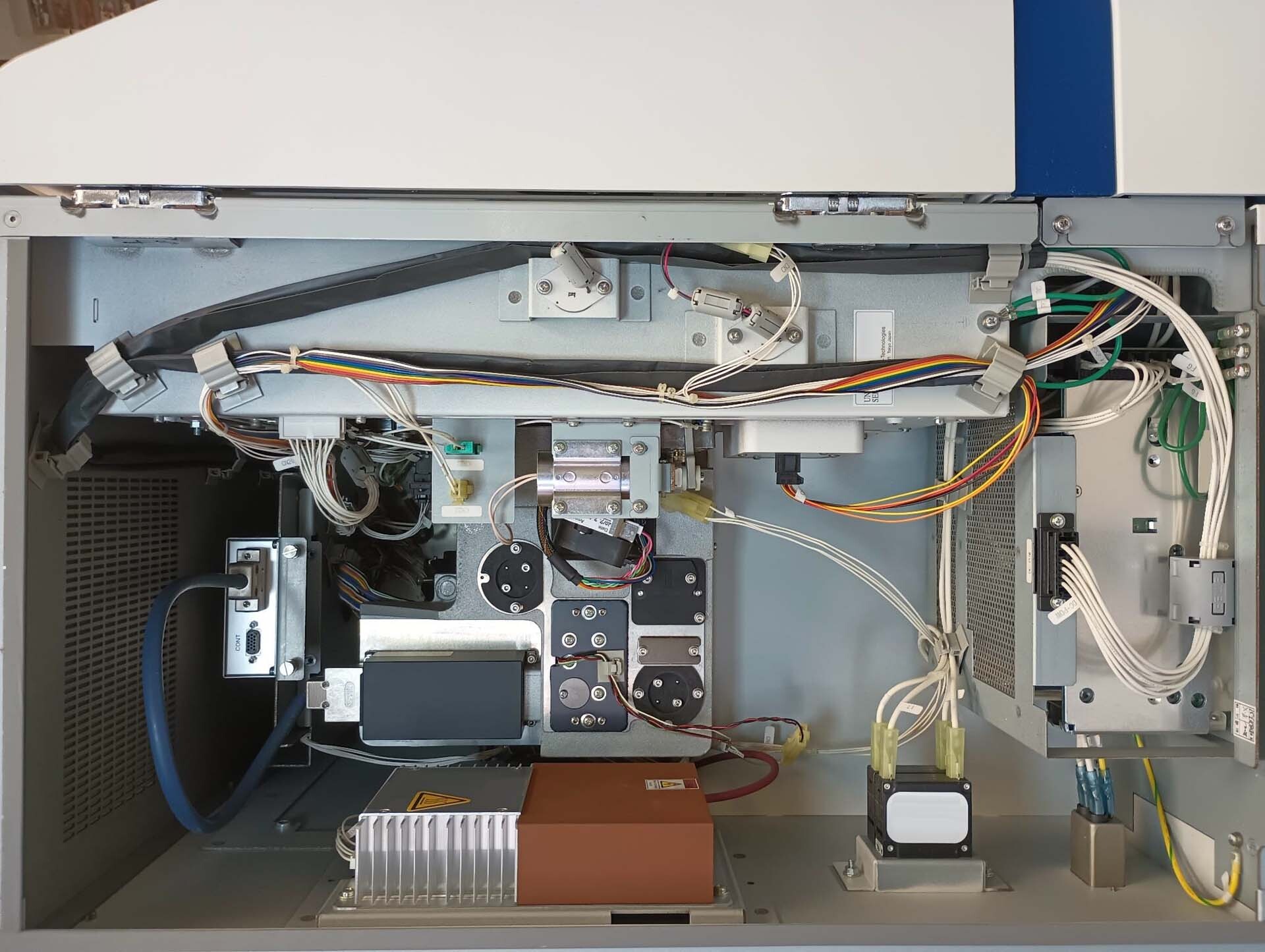 Photo Used APPLIED BIOSYSTEMS / HITACHI / ABI 3500 XL For Sale