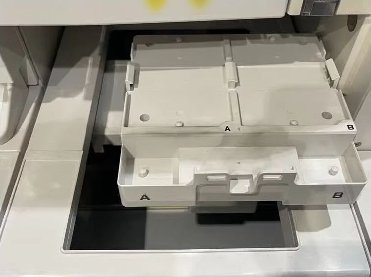 Foto Verwendet APPLIED BIOSYSTEMS / HITACHI / ABI 3500 Zum Verkauf