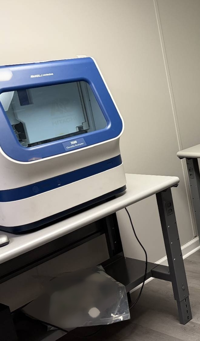 Foto Verwendet APPLIED BIOSYSTEMS / HITACHI / ABI 3500 Zum Verkauf