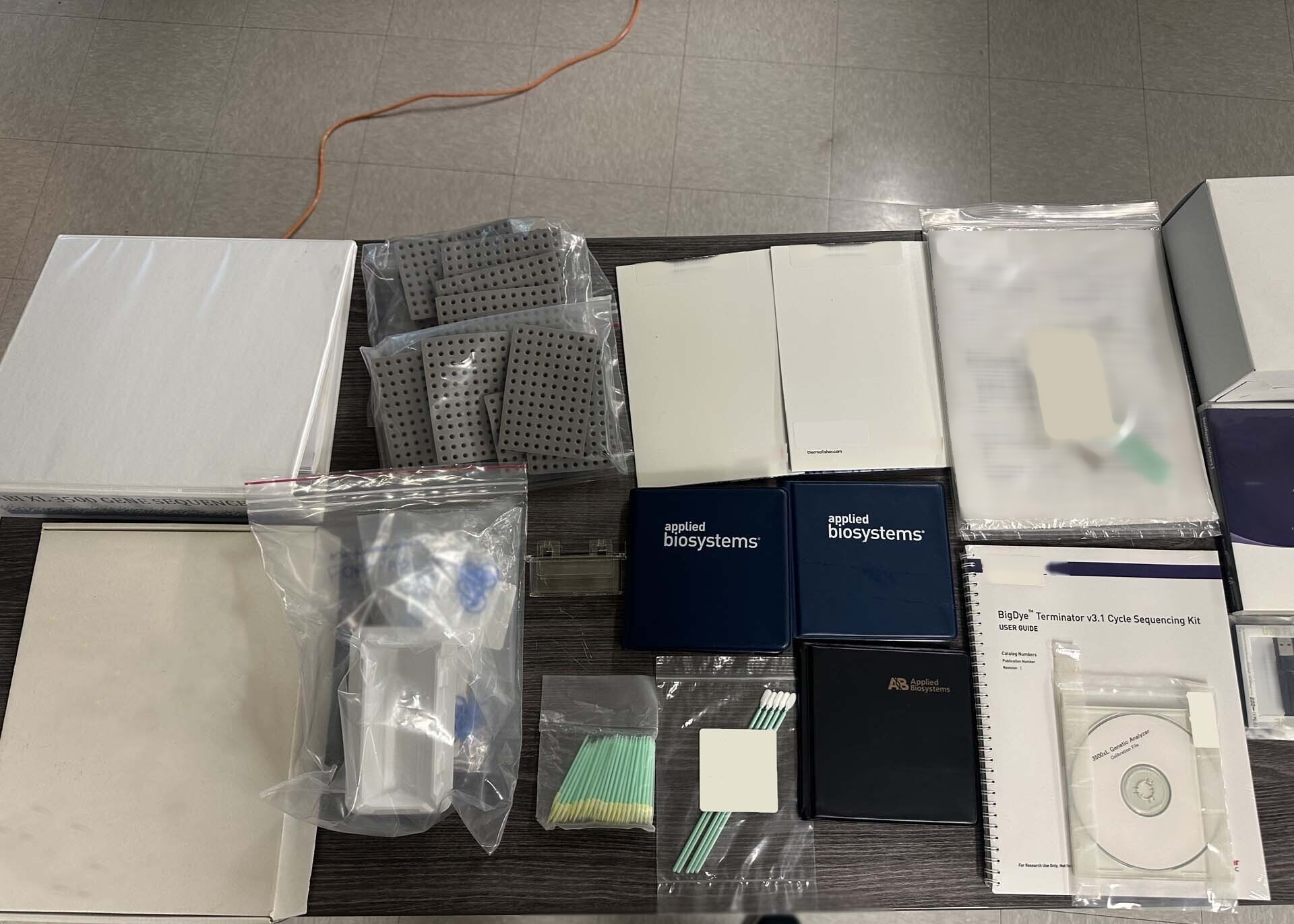 Foto Verwendet APPLIED BIOSYSTEMS / HITACHI / ABI 3500 Zum Verkauf