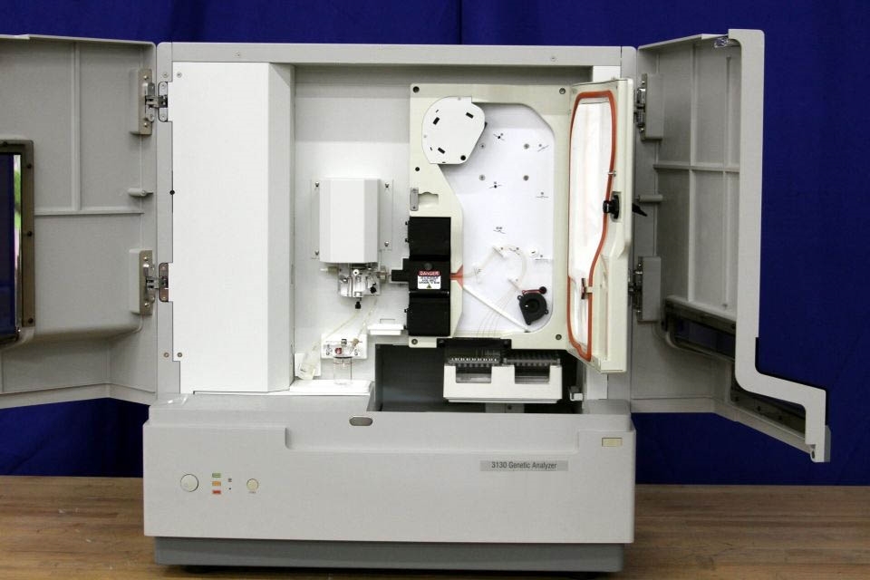 Photo Used APPLIED BIOSYSTEMS / HITACHI ABI 3130 For Sale