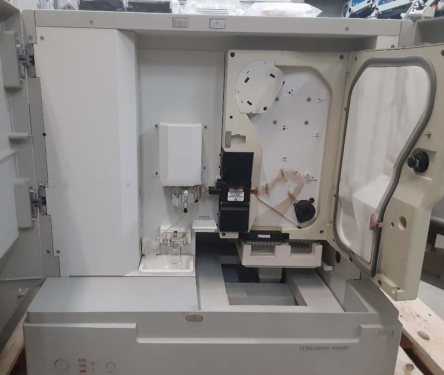 Photo Utilisé APPLIED BIOSYSTEMS / HITACHI 3130 XL À vendre