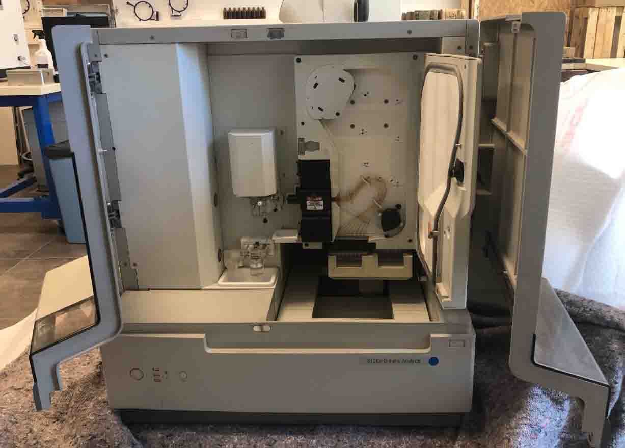 Photo Used APPLIED BIOSYSTEMS / HITACHI ABI 3130 For Sale