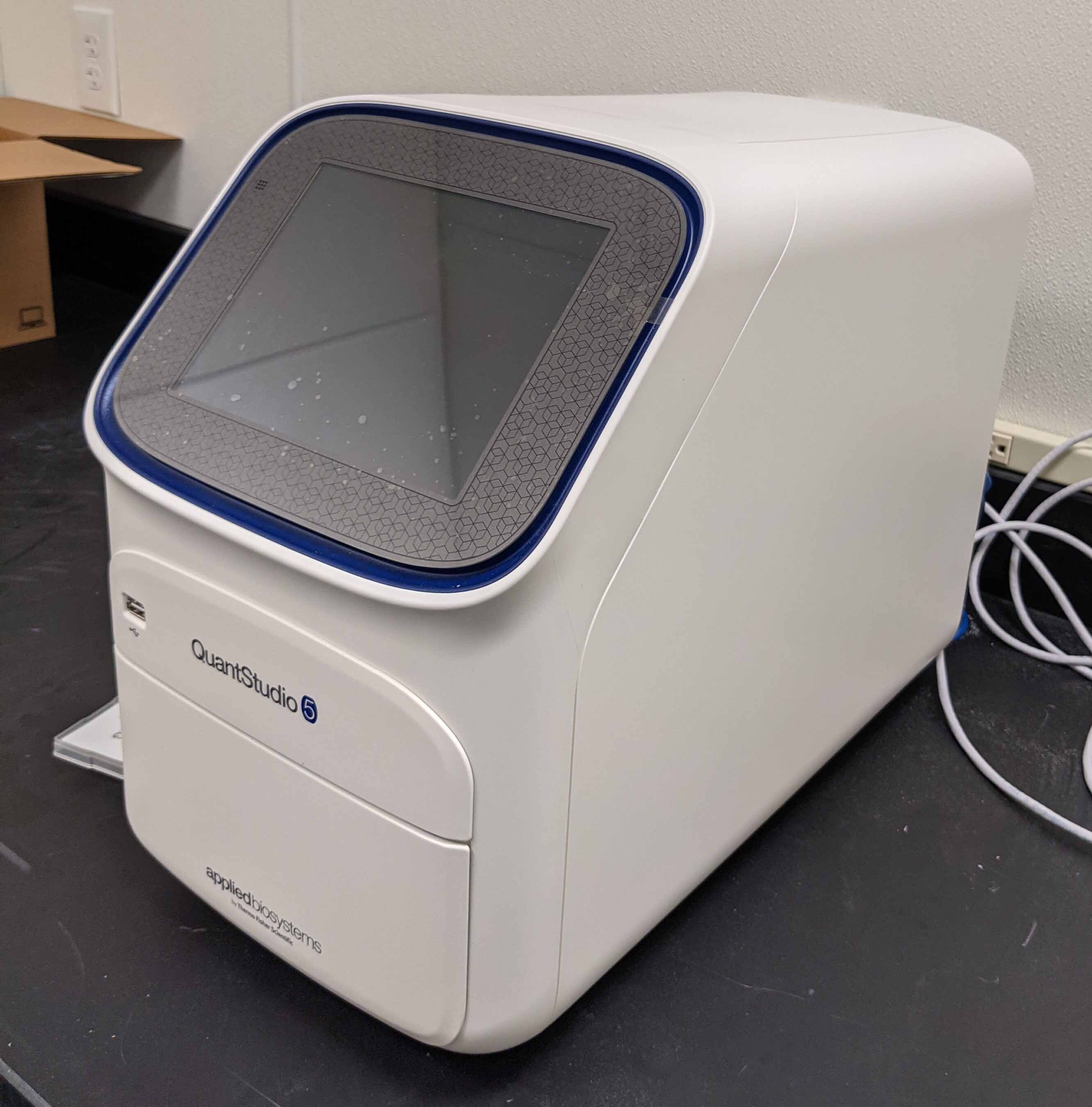 Photo Used APPLIED BIOSYSTEMS / THERMO FISHER SCIENTIFIC Quantstudio 5 For Sale