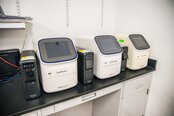 Foto Verwendet APPLIED BIOSYSTEMS / THERMO FISHER SCIENTIFIC Quantstudio 5 Zum Verkauf