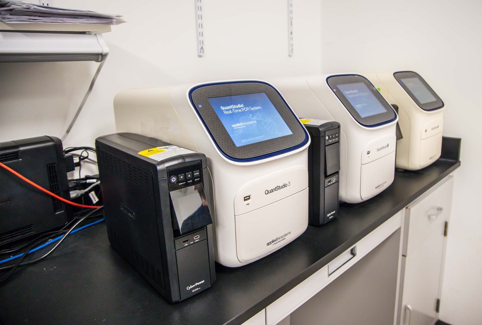 Photo Used APPLIED BIOSYSTEMS / THERMO FISHER SCIENTIFIC Quantstudio 5 For Sale