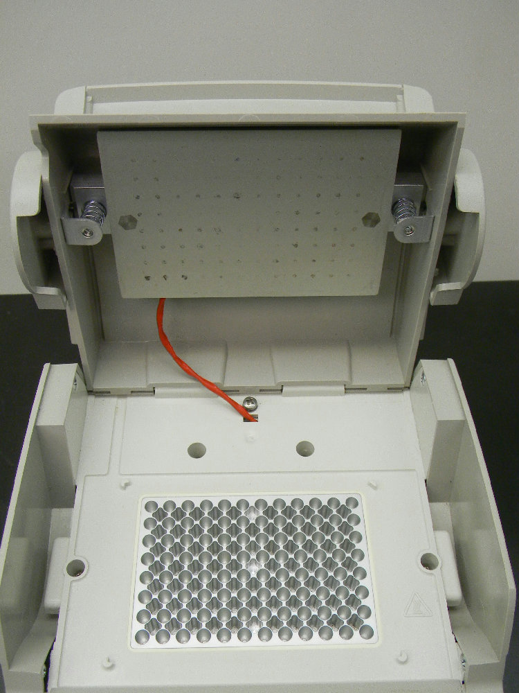 Photo Used APPLIED BIOSYSTEMS 2700 For Sale
