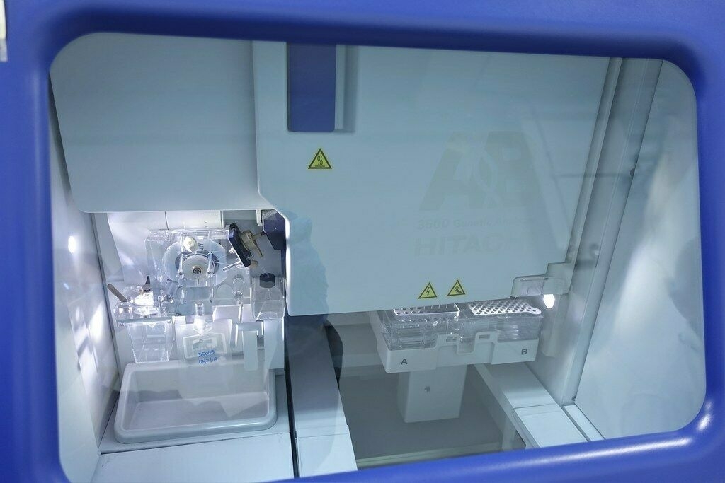 Photo Used APPLIED BIOSYSTEMS / ABI / HITACHI 3500 For Sale