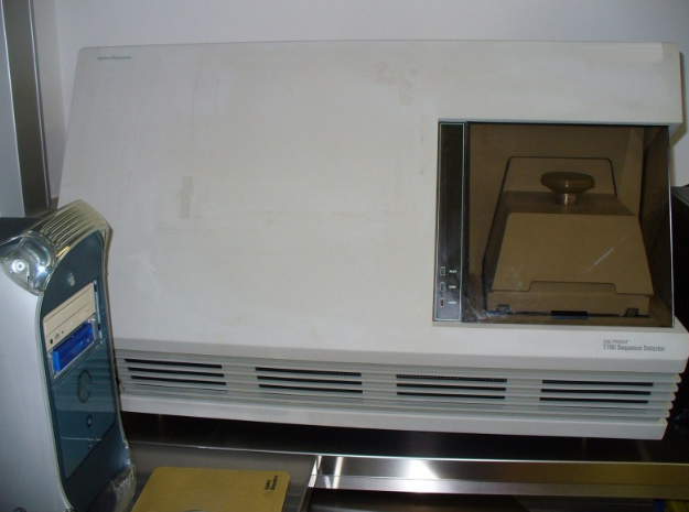 Photo Used APPLIED BIOSYSTEMS API Prism 7700 For Sale