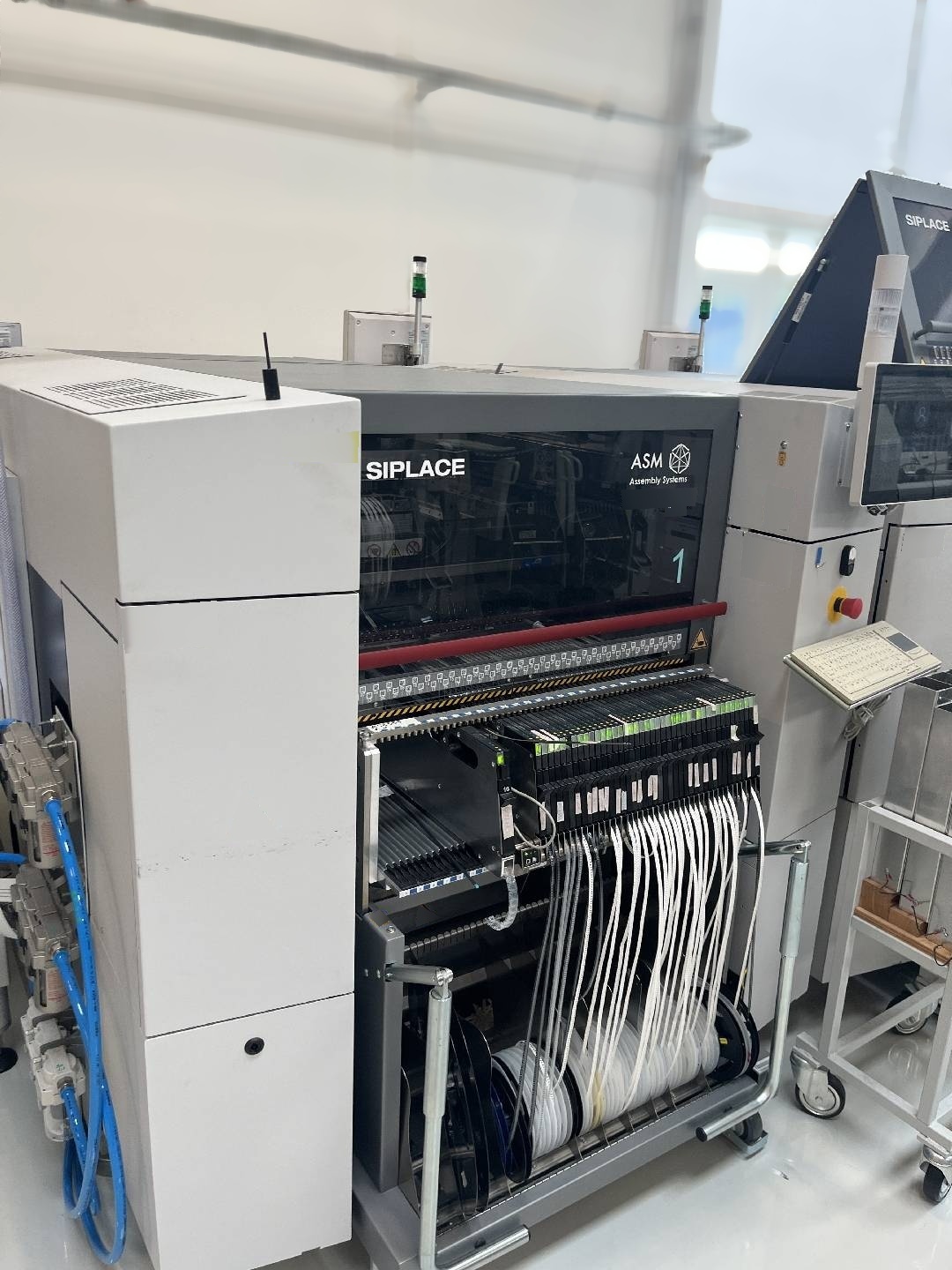 사진 사용됨 ASM Lot of pick and place machines and feeders 판매용