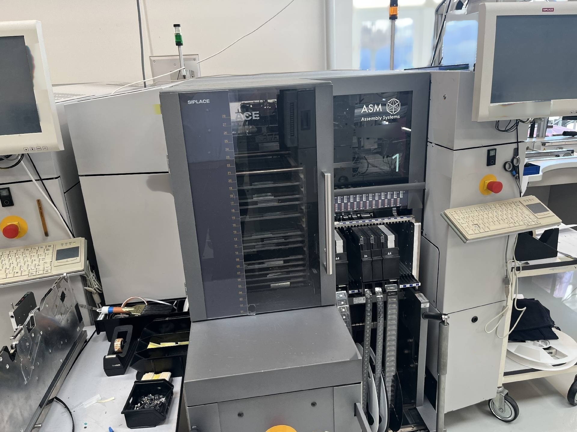 사진 사용됨 ASM Lot of pick and place machines and feeders 판매용