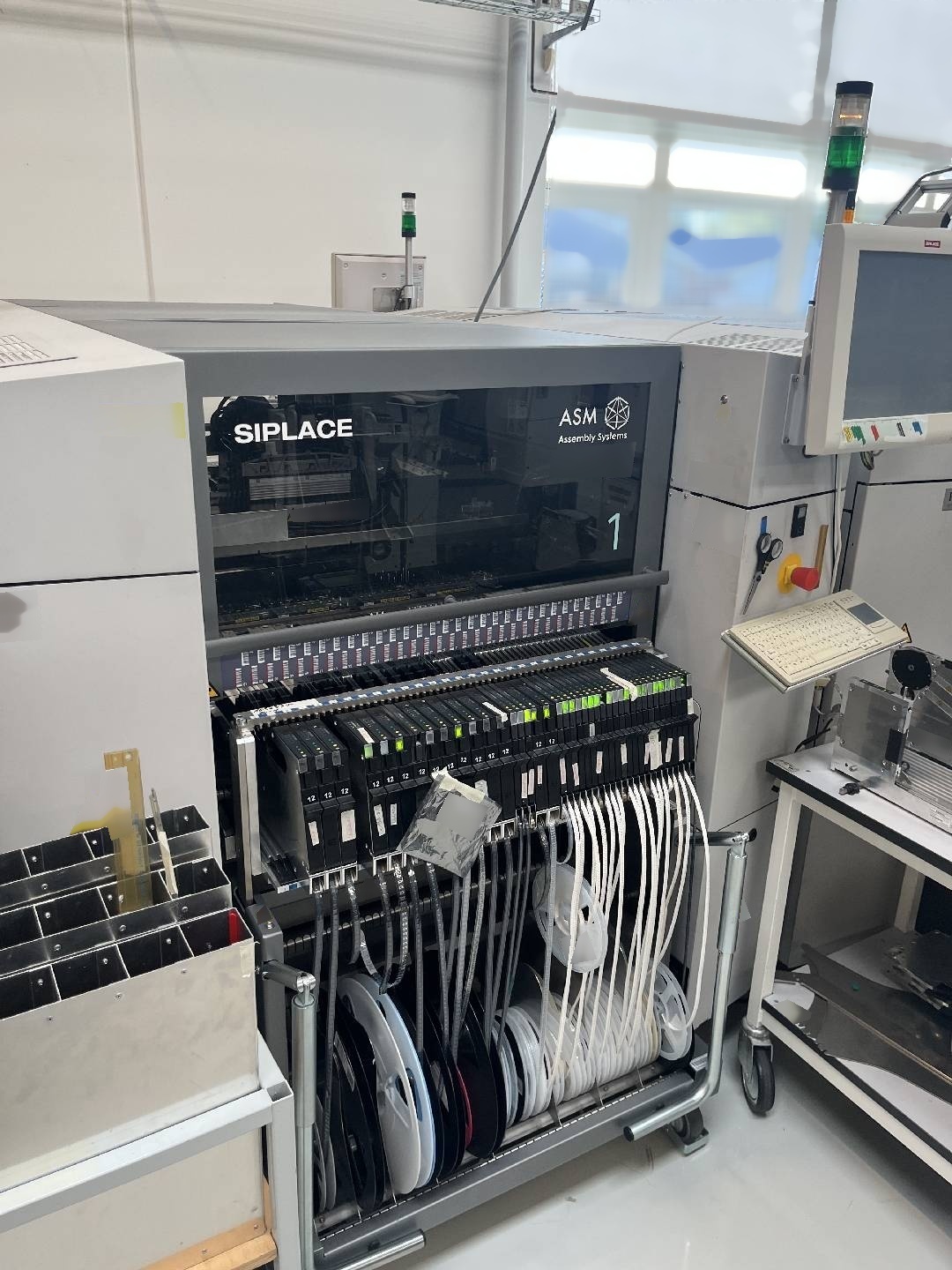 사진 사용됨 ASM Lot of pick and place machines and feeders 판매용