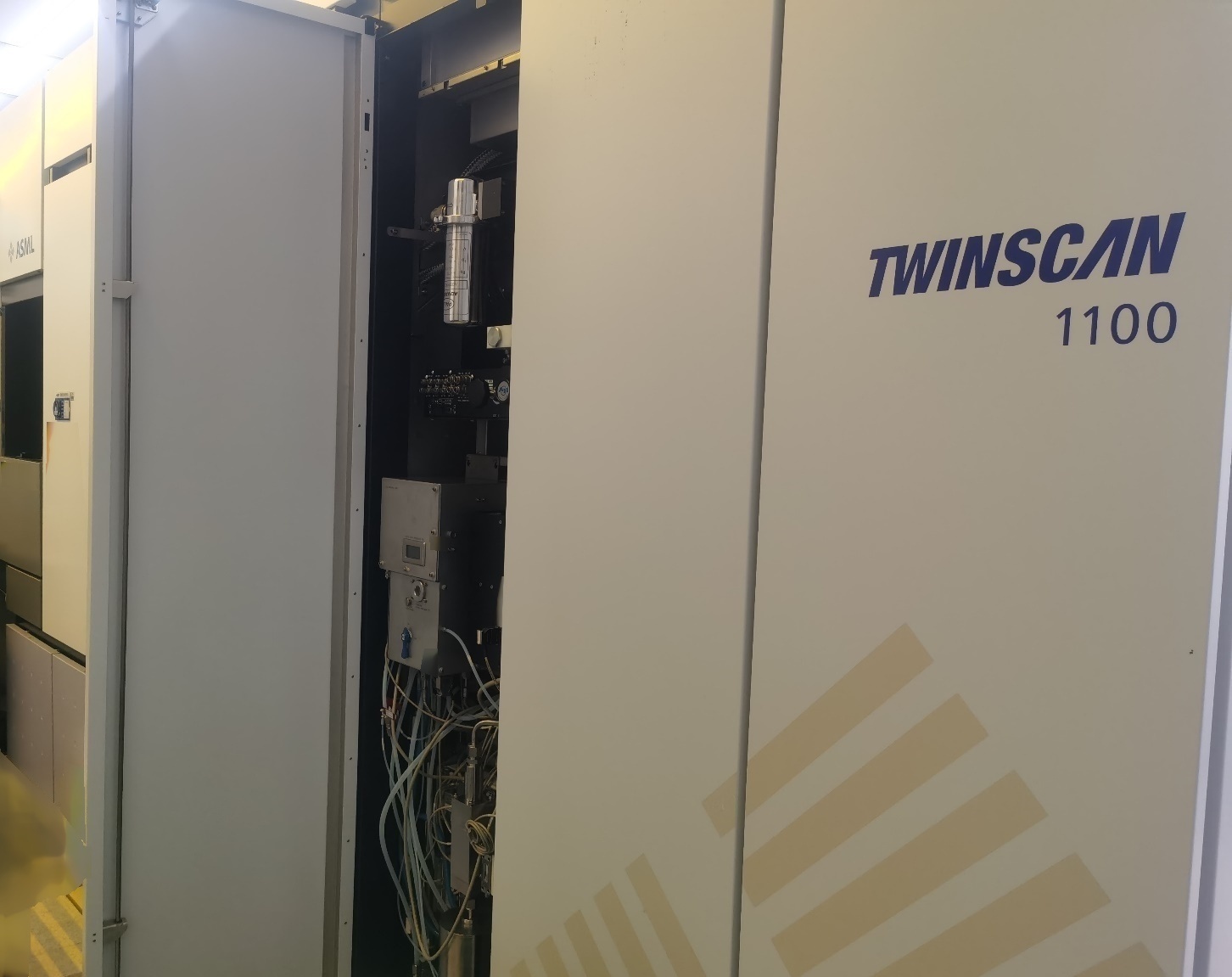 Photo Used ASML Twinscan AT 1100B For Sale