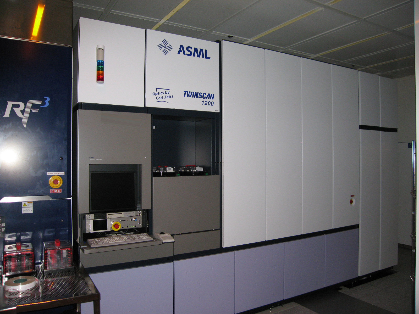 Photo Used ASML Twinscan XT 1200B For Sale