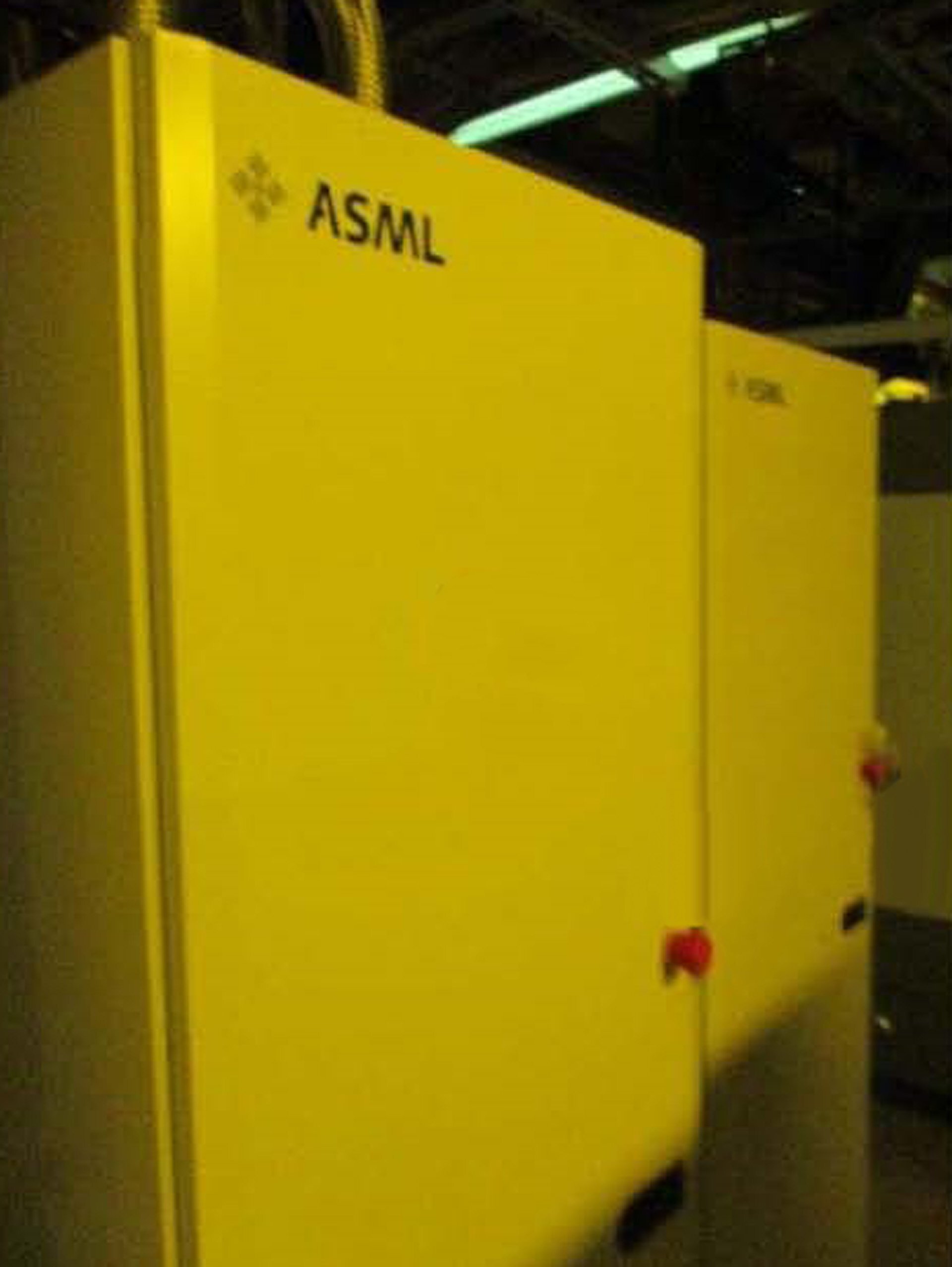 Photo Used ASML Twinscan XT 1250D For Sale