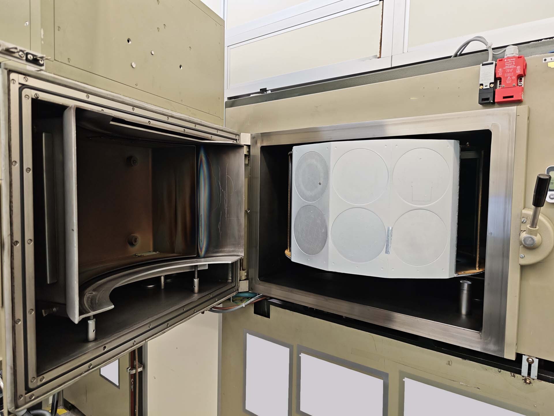 Photo Used BALZERS LLS 801 For Sale