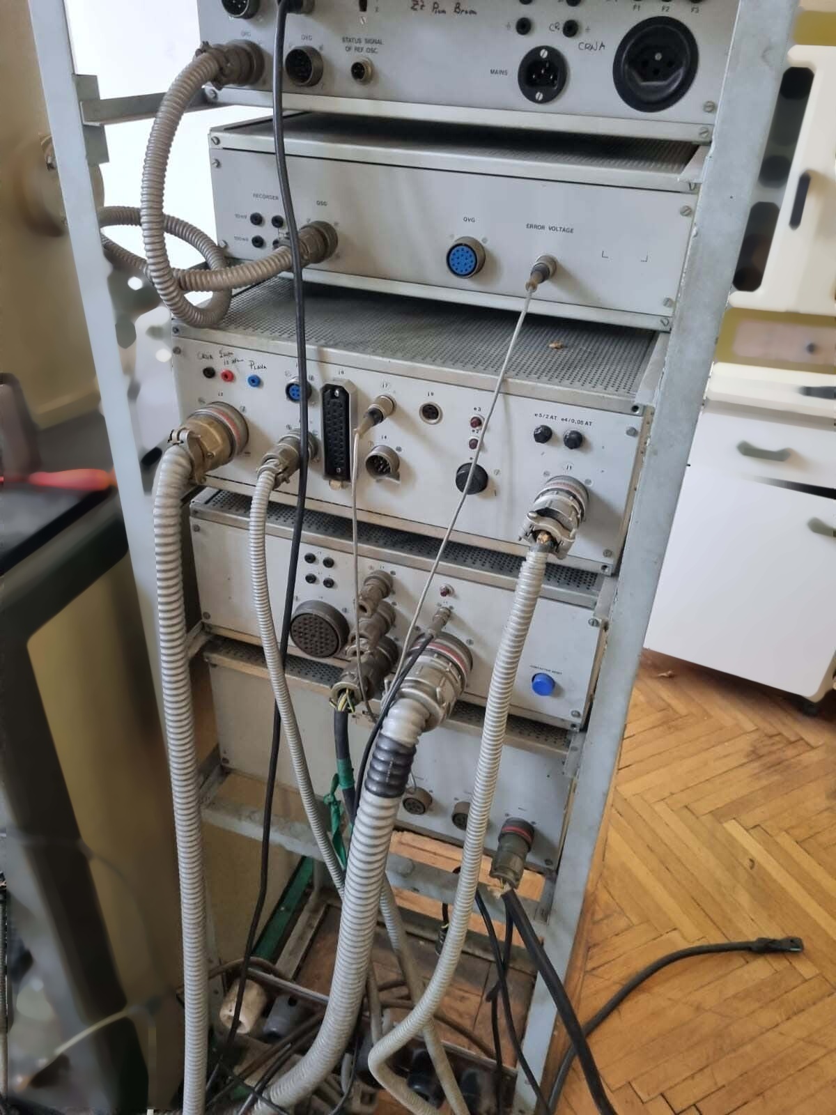 圖為 已使用的 BALZERS Lot of power supplies 待售