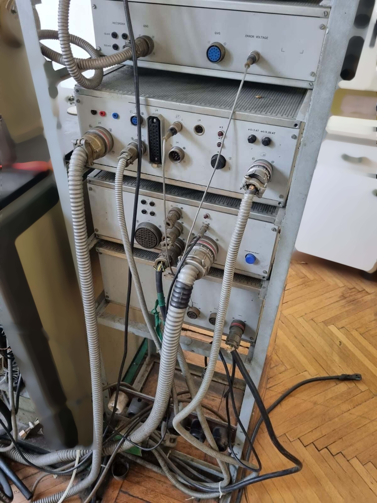 圖為 已使用的 BALZERS Lot of power supplies 待售