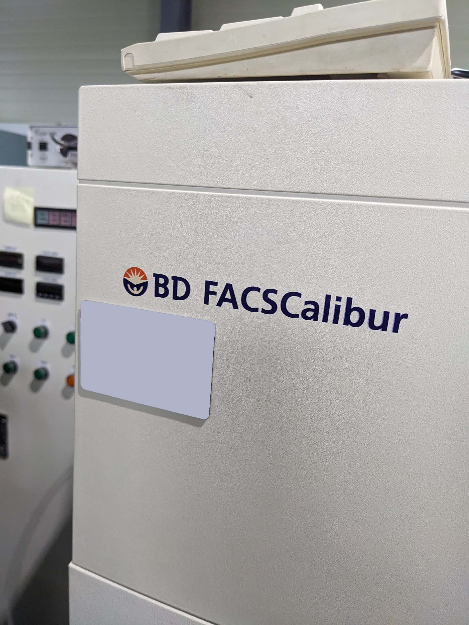 Photo Used BECTON DICKINSON / BD BIOSCIENCES FACSCalibur For Sale