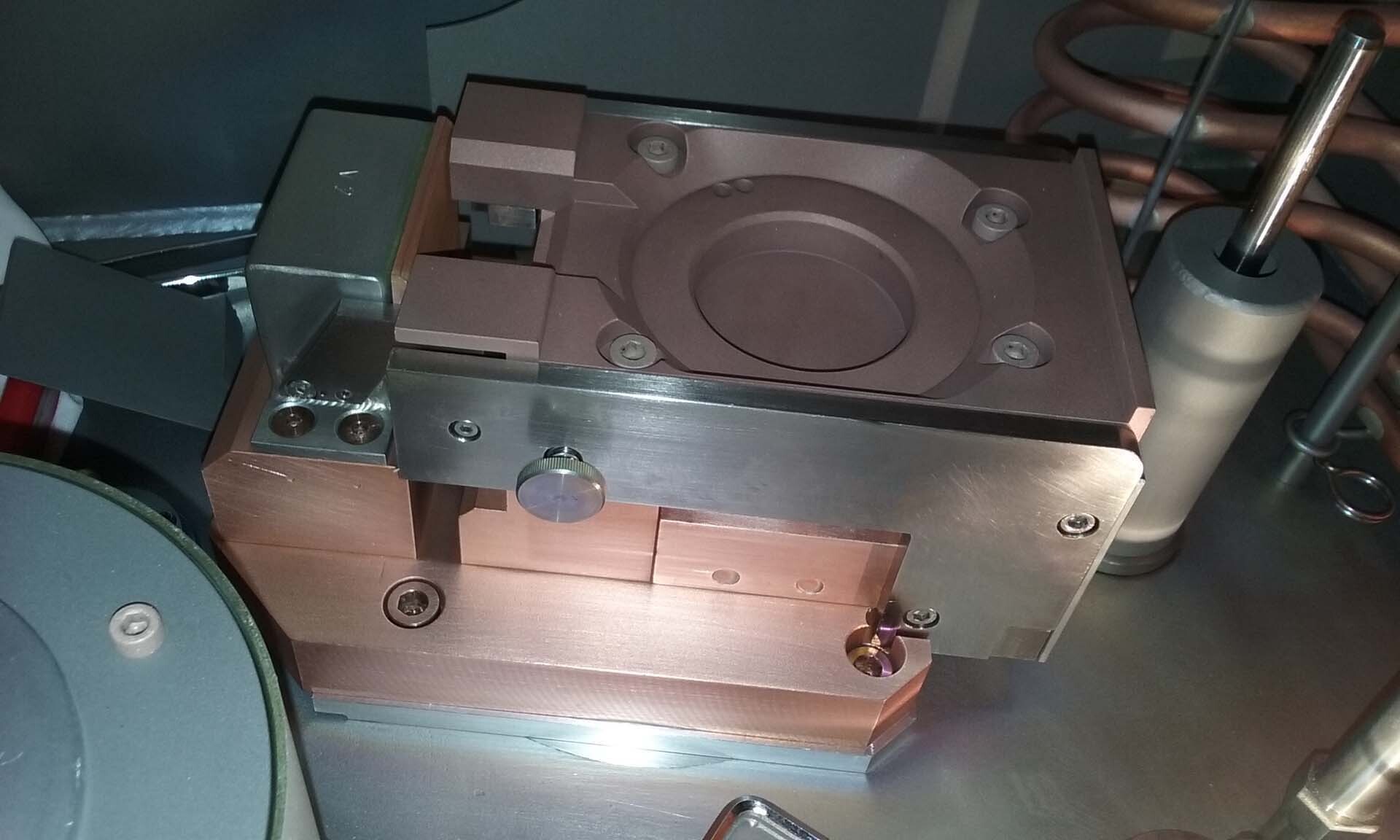 Foto Verwendet BUHLER / LEYBOLD OPTICS SYRUSpro 710 Zum Verkauf