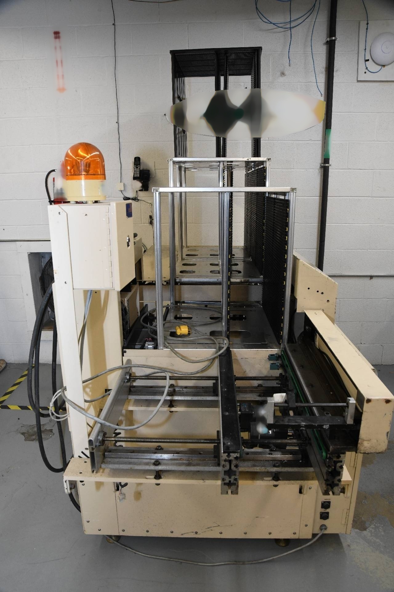 Photo Utilisé CROWN SIMPLIMATIC Board-up loader À vendre