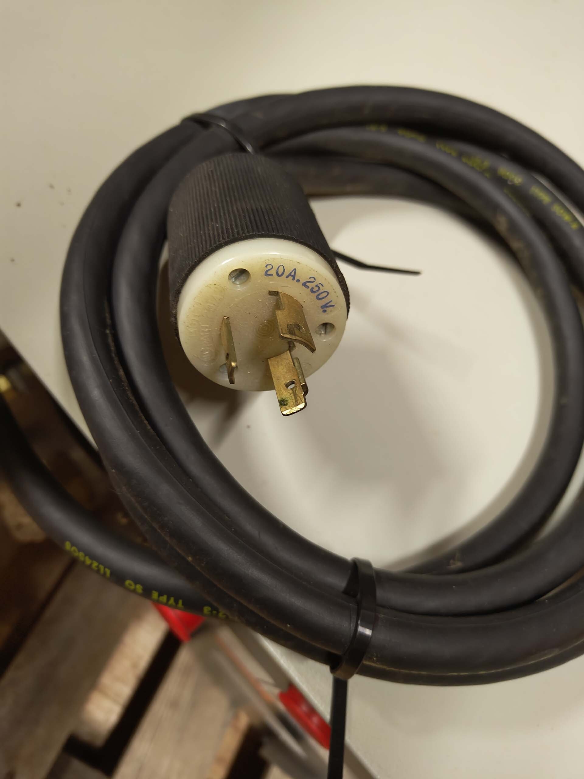 Photo Utilisé CTI-CRYOGENICS 8200 À vendre