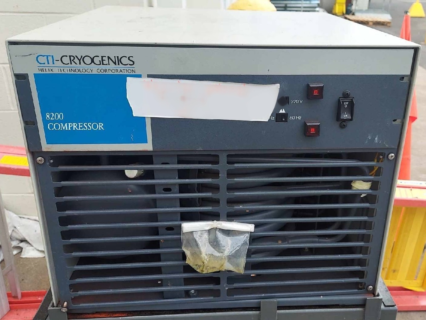 Photo Utilisé CTI-CRYOGENICS 8200 À vendre