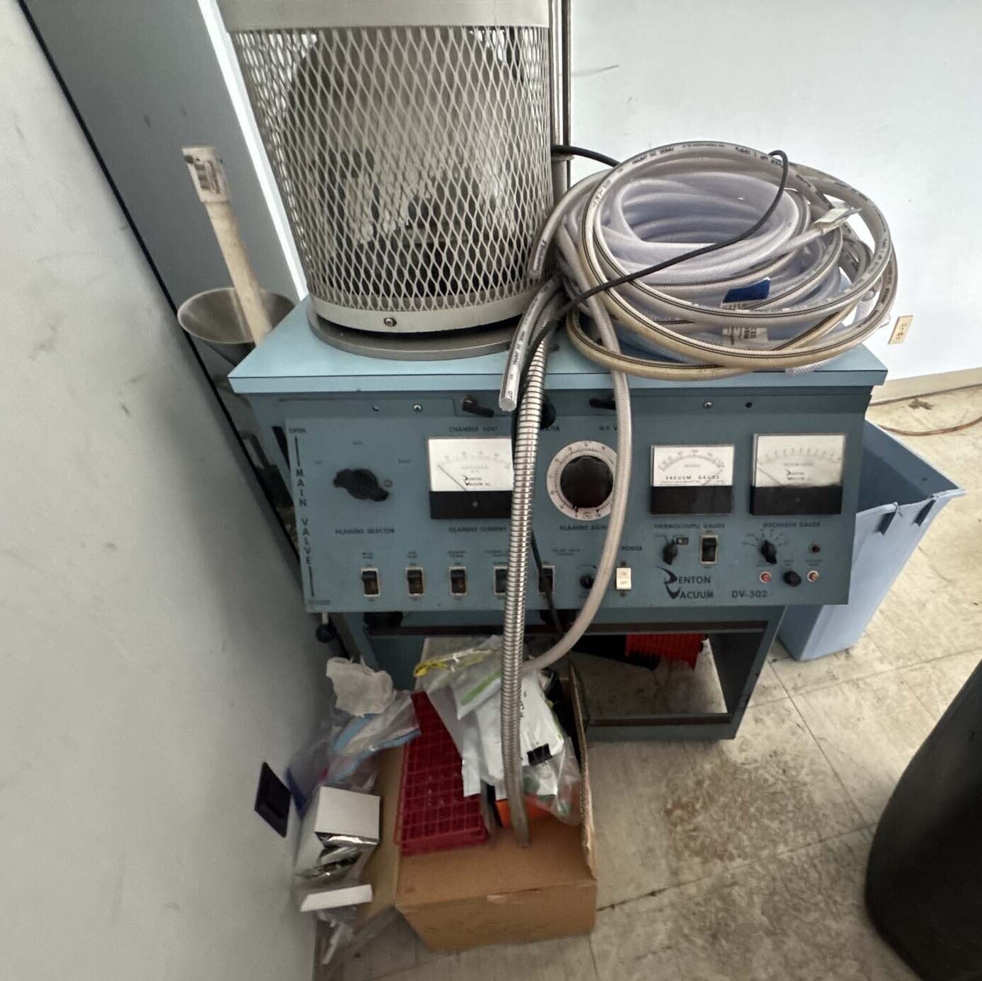 Foto Verwendet DENTON VACUUM DV 502 Zum Verkauf