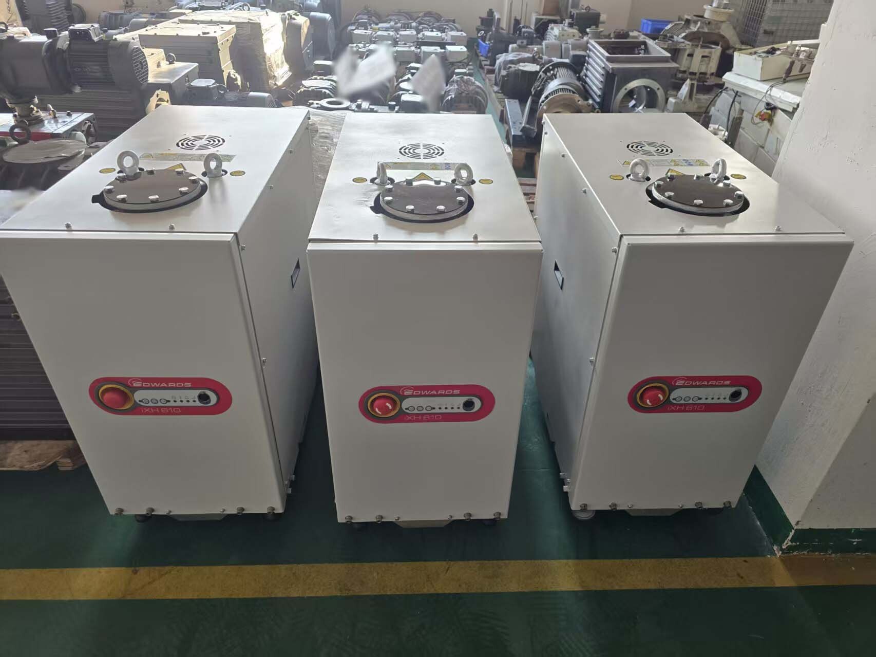 Foto Verwendet EDWARDS Lot of dry pumps Zum Verkauf