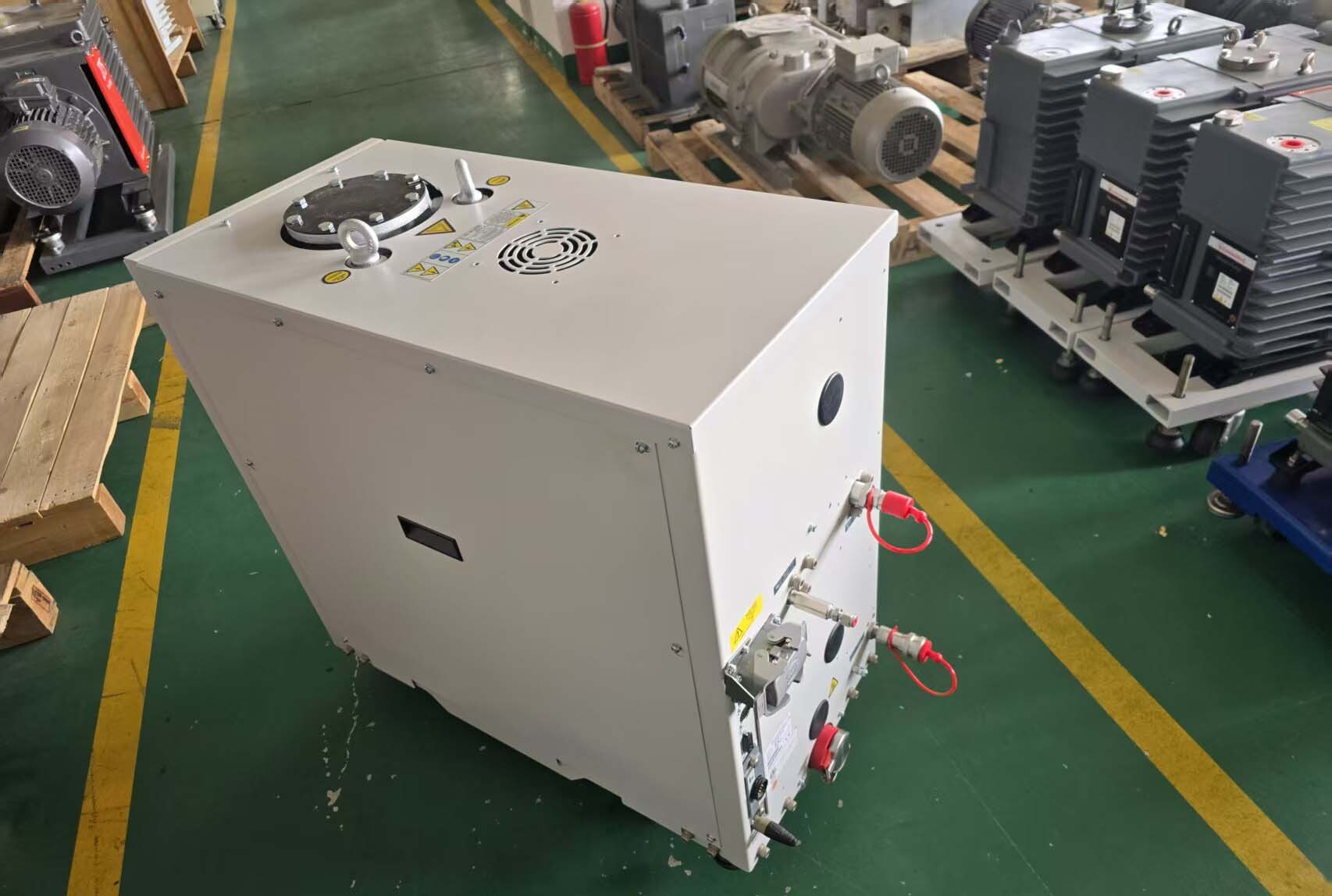 Foto Verwendet EDWARDS Lot of dry pumps Zum Verkauf
